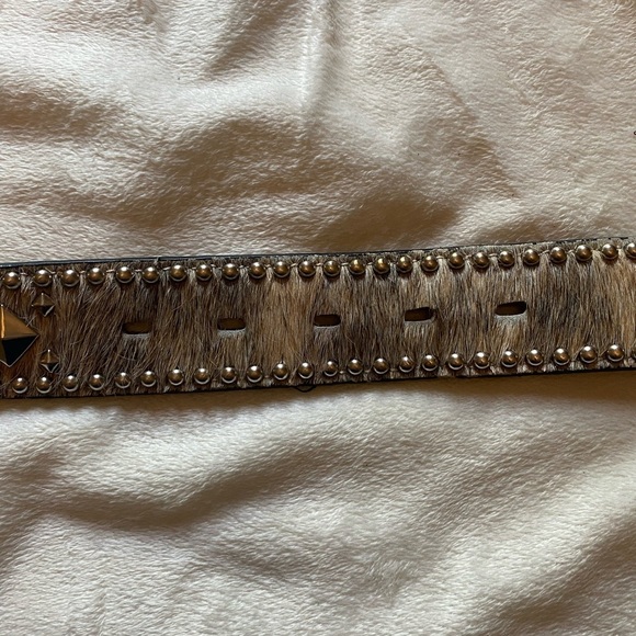 Belt with Silver Tone Studded Detailing, Calf Hair, and Western Charm Sz 40 - Picture 4 of 5